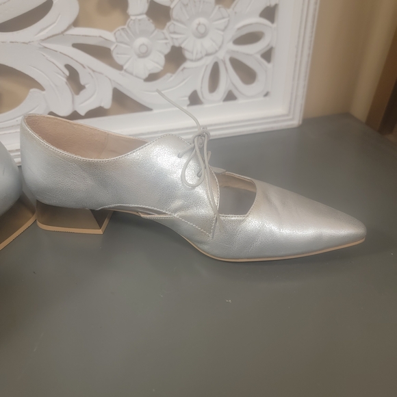Elegant Silver Women's Flats - Picture 4 of 8